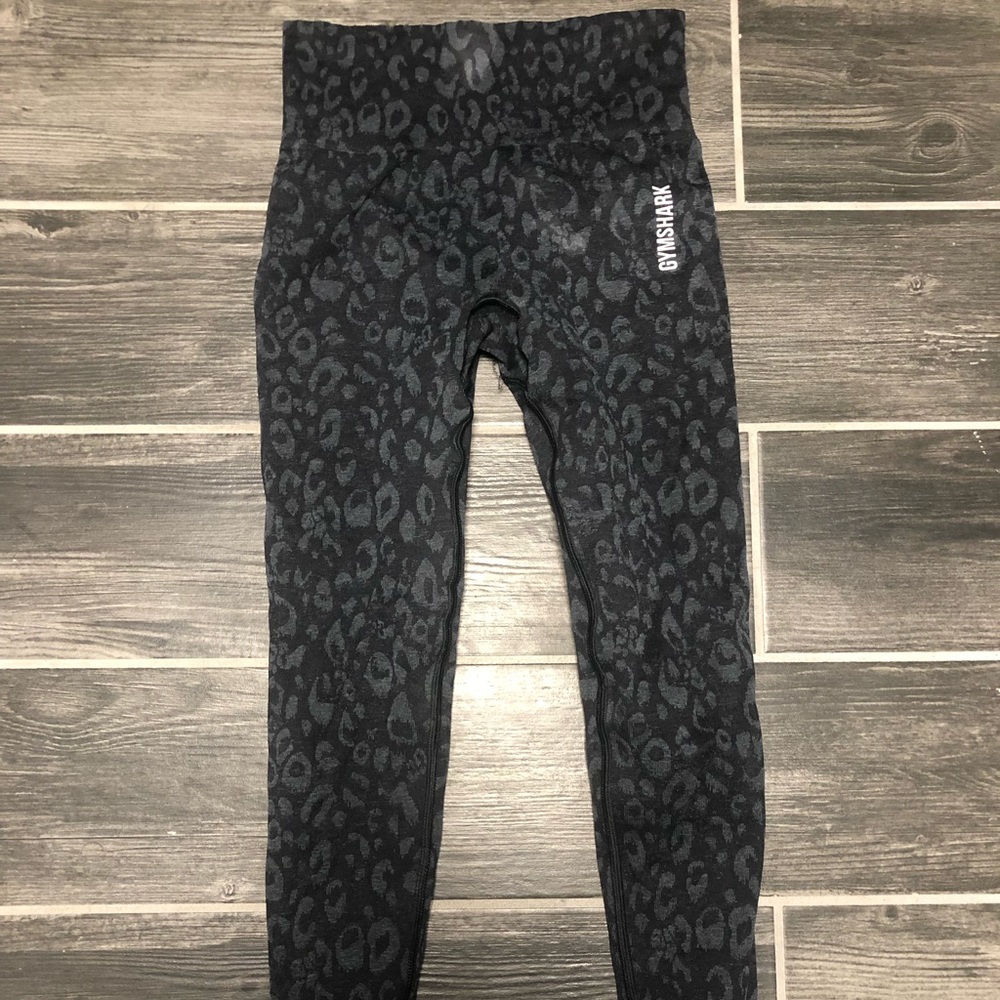 Worn a few times. Fits size 0-2. Scrunch butt. Regular length.